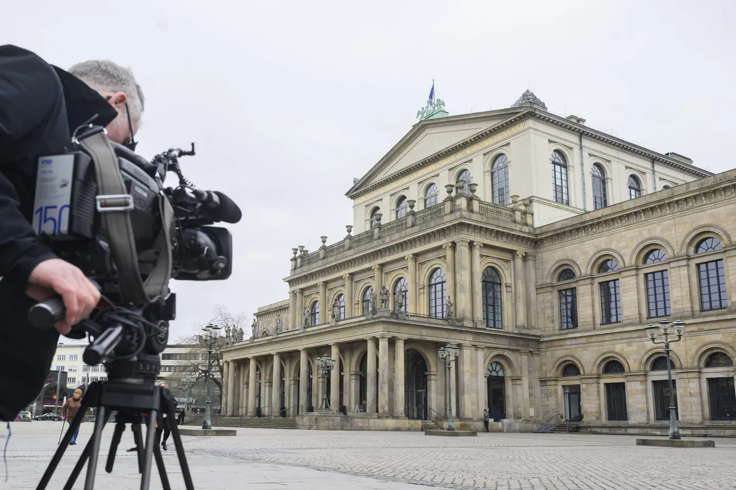 Saksa Hannoveri riigiooperi hoone. Hannoveri politsei uurib juhtumit, milles väidetavalt ooperi balletikompanii juht Marco Göcke määris teatrikriitikul Wiebke Hüsteri näo koera väljaheitega kokku