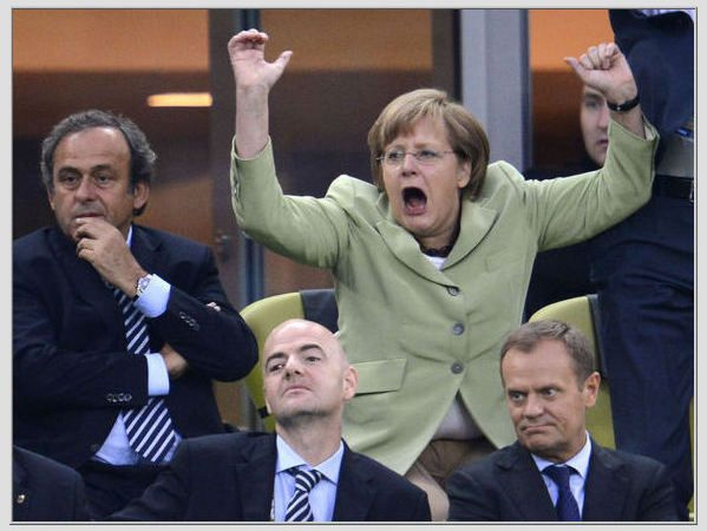 Saksa kantsler Angela Merkel tähistab väravat, mille lõi Philip Lahm kreeklaste väravasse Euro 2012 veerandfinaalis.