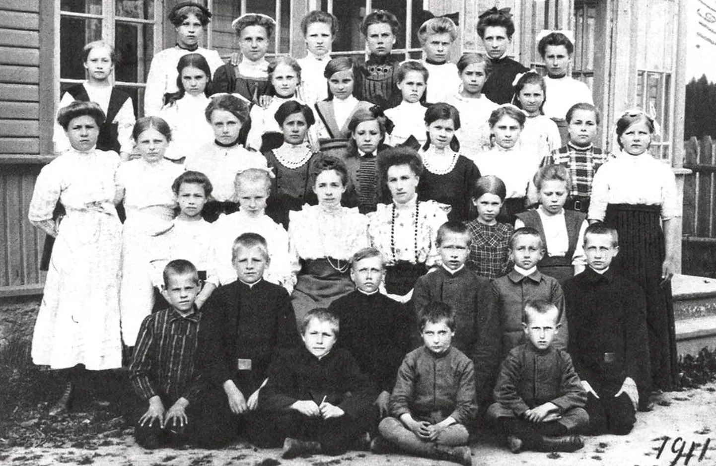 Koeru saksa erakooli õpilased 1911. Eduard Wiiralt esireas vasakult teine.