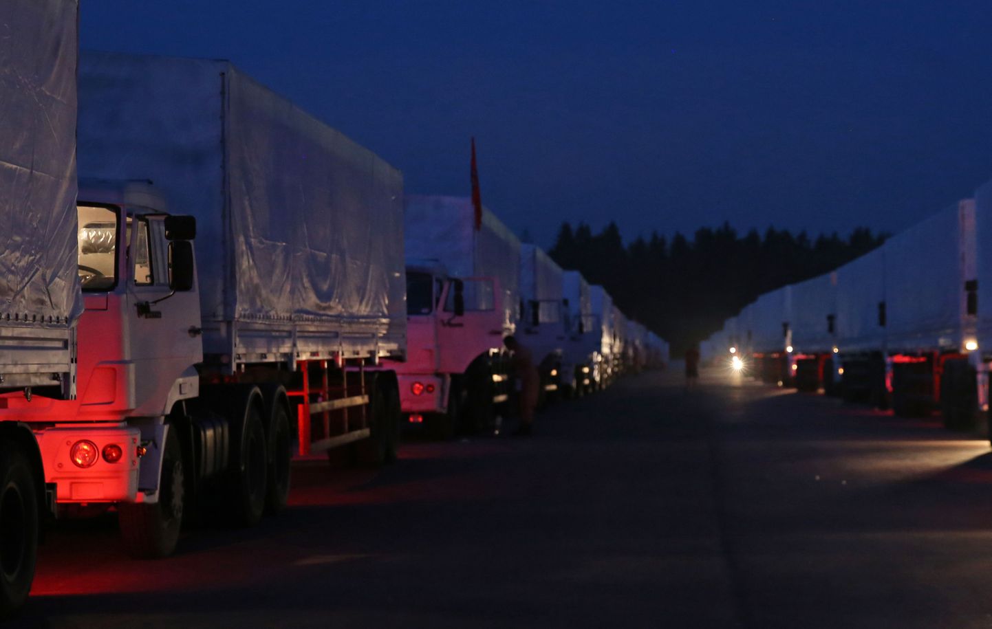 Humanitaarabiga varustatud veokite konvoi enne Ukrainasse teele asumist.