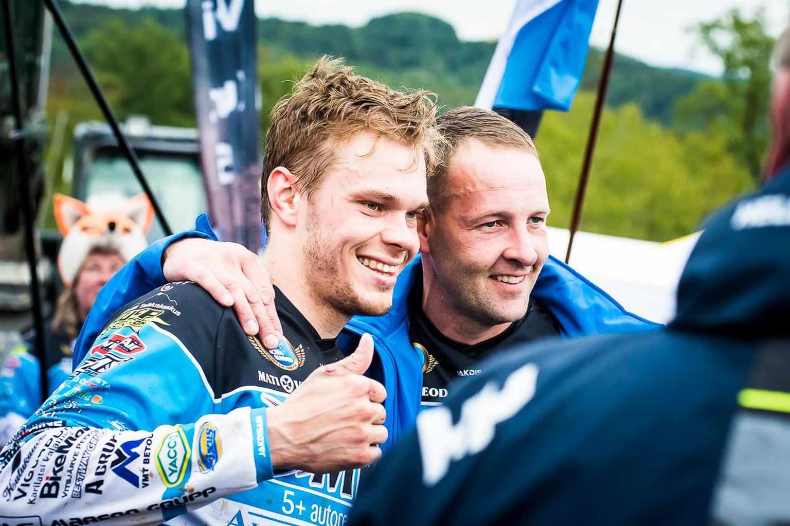Krossisõitjad Kert Varik (paremal) ja Lari Kunnas tegid nädalavahetusel Eesti ja Soome motospordi ajalugu, võites maailmameistrivõistluste hõbeda.