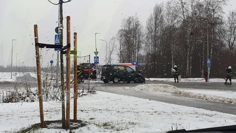 Pärnus Härma ja Rehepapi tänava ristmikul põrkasid kokku sõiduautod Toyota ja Citroën.