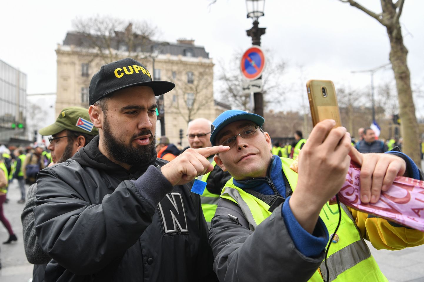 Täna Pariisi tänavatele meelt avaldanud kollavestide tähelepanu pälvis Eric Drouet (vasakul), kes on kollavestide liikumise üks juhtfiguure ja kellega soovisid täna pilti teha paljud protestijad.