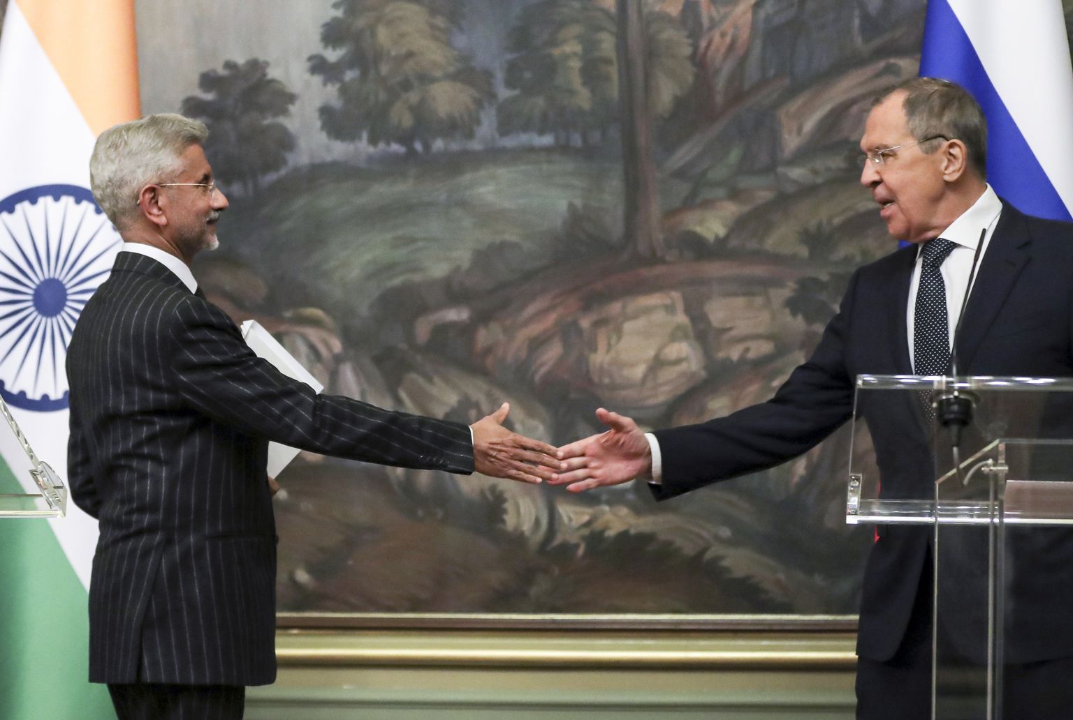 Министр иностранных дел Индии Субраманьям Джайшанкар и министр иностранных дел России Сергей Лавров.