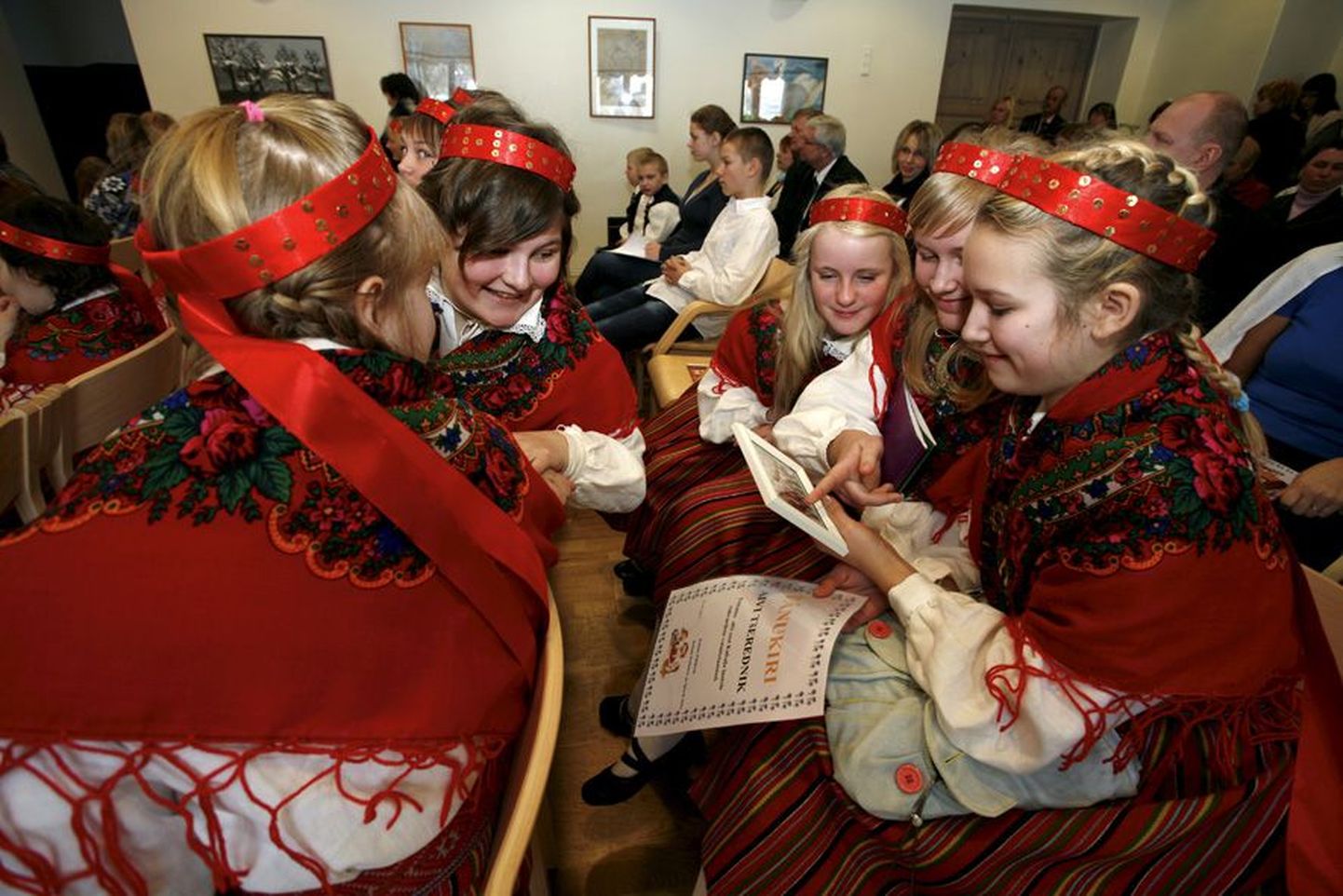 Eesti Vabariigi aastapäeva aktus oli Kabala põhikooli õpilastele tänavu eriline, sest esimest korda olid seljas Pilistvere kihelkonna rahvarõivad, mis nende meelest on kaunid ja mugavad.