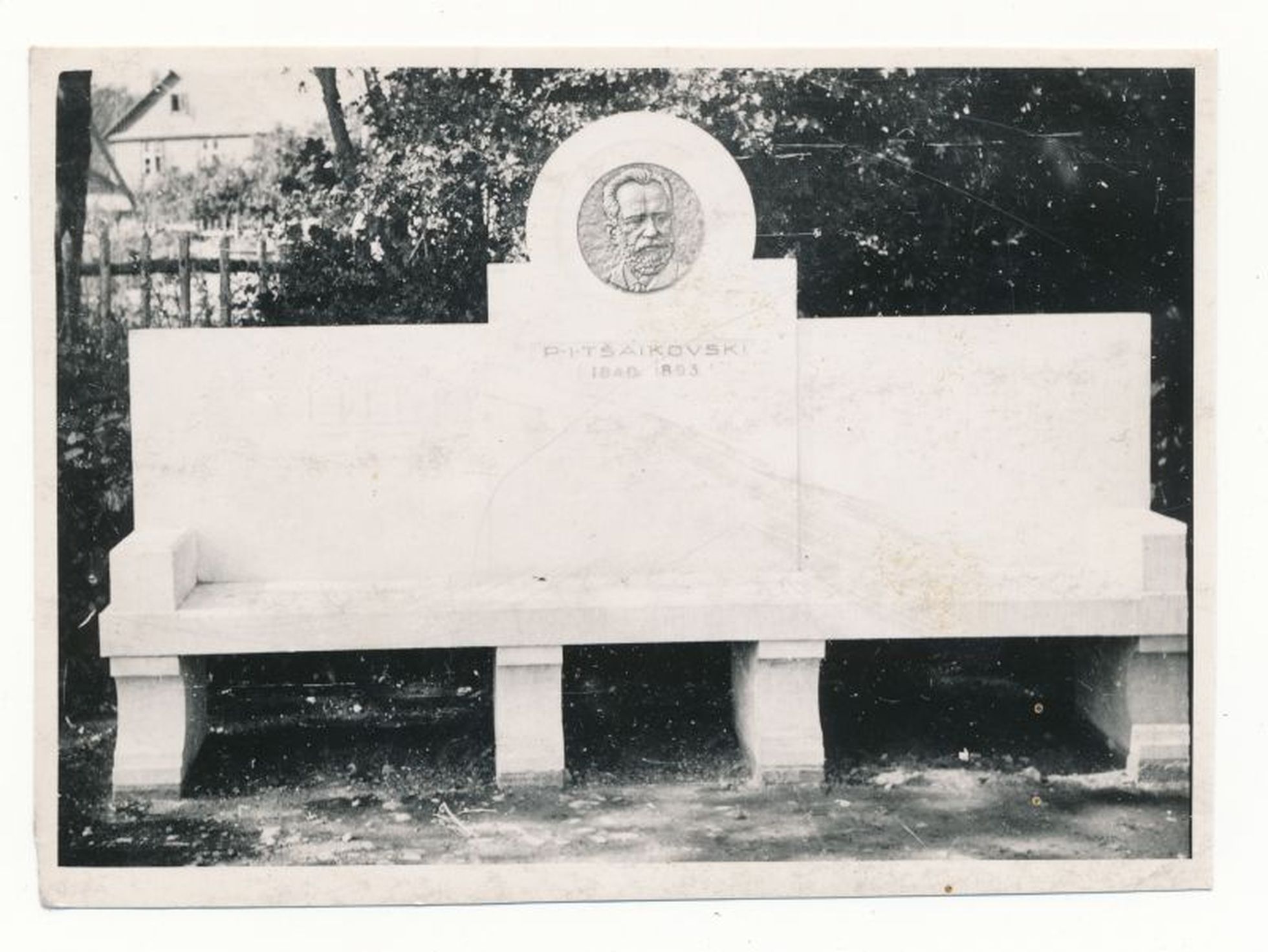 Фото Мемориальной скамьи Чайковского в Хаапсалу, сделанное в середине прошлого века.