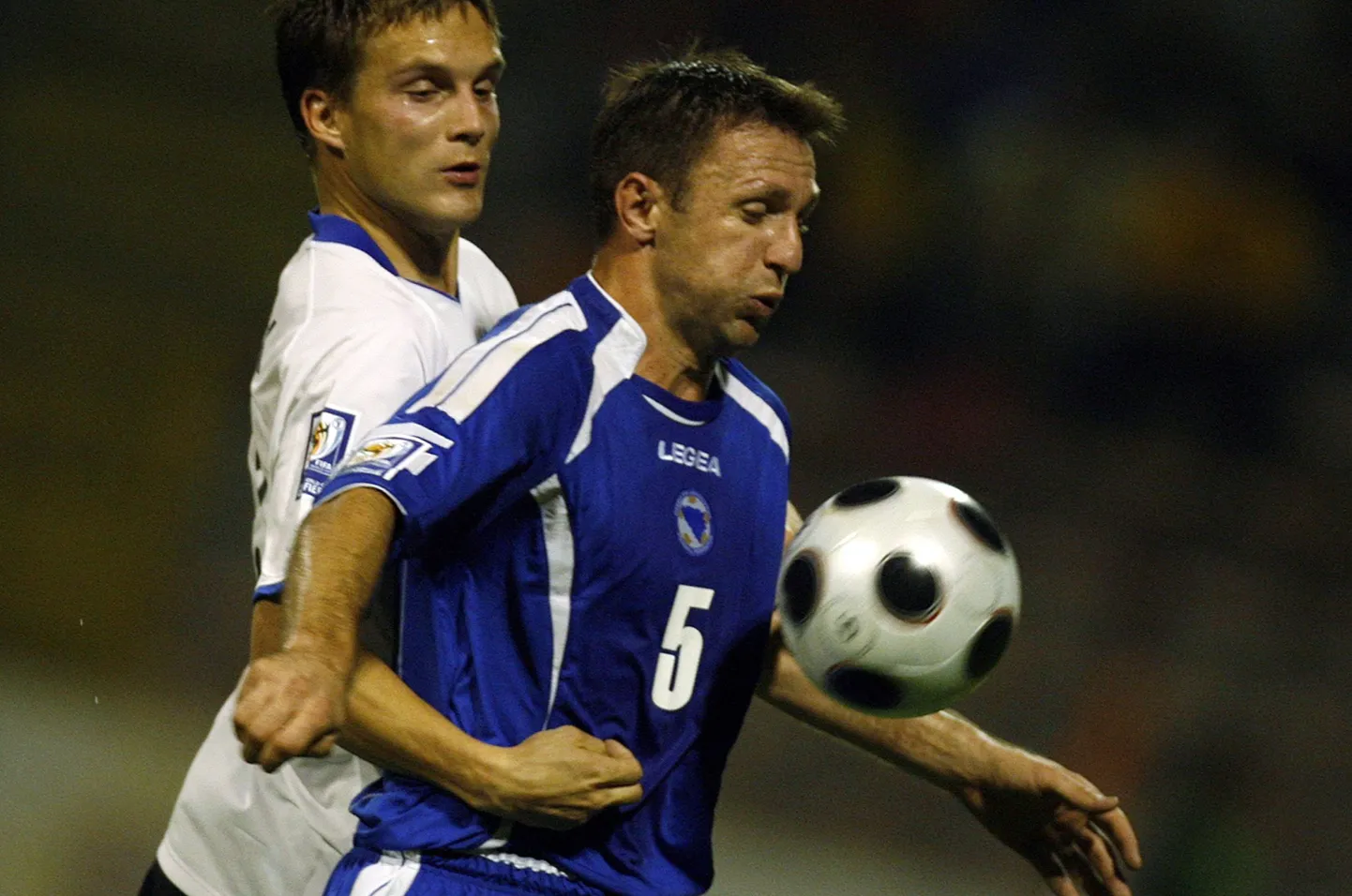 Samir Muratovic (paremal) võtab palli Martin Vunkilt.