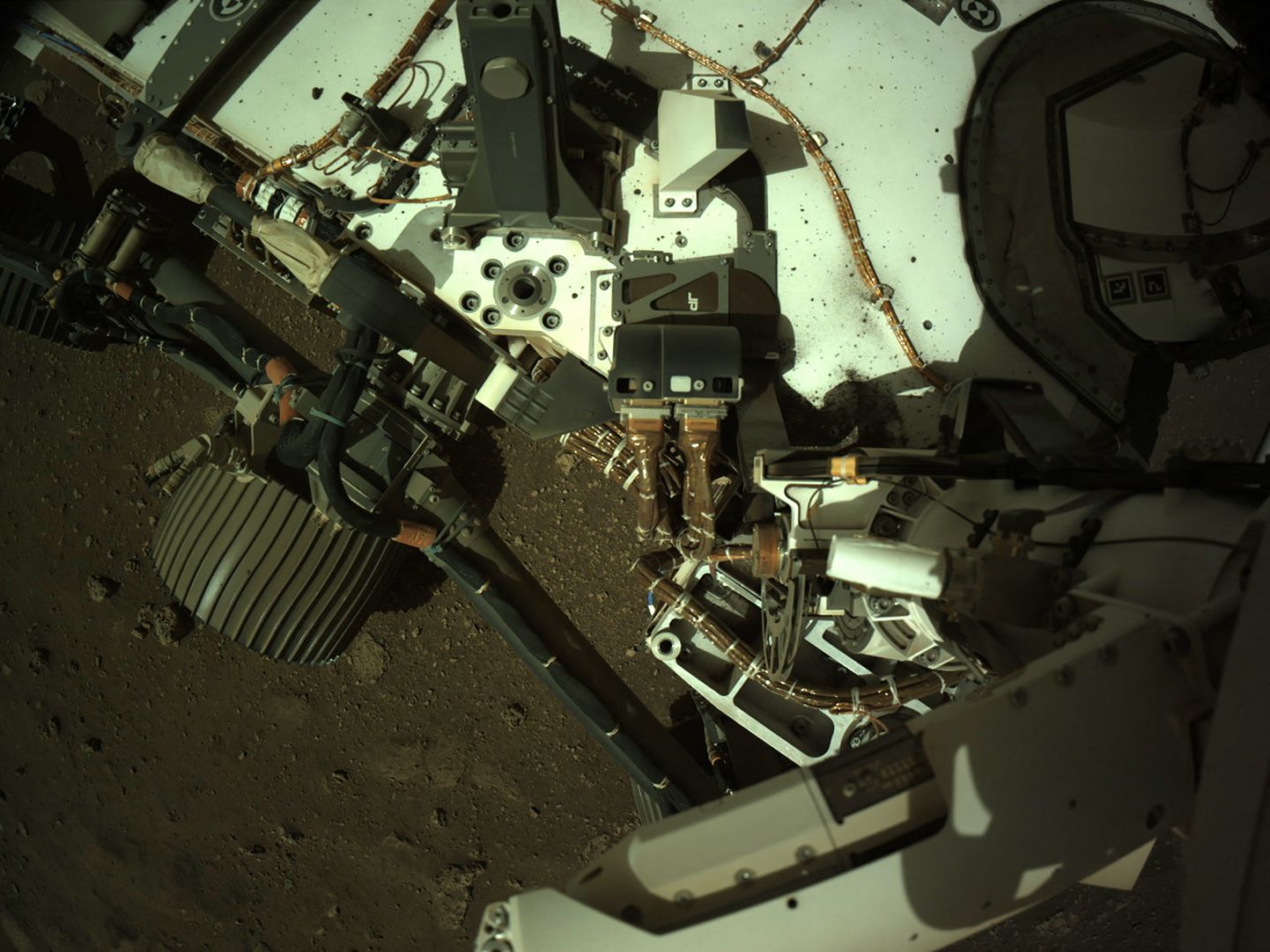NASA Marsi-kulgur Perseverance punasel planeedil, tehes endast oma kaameraga pildi