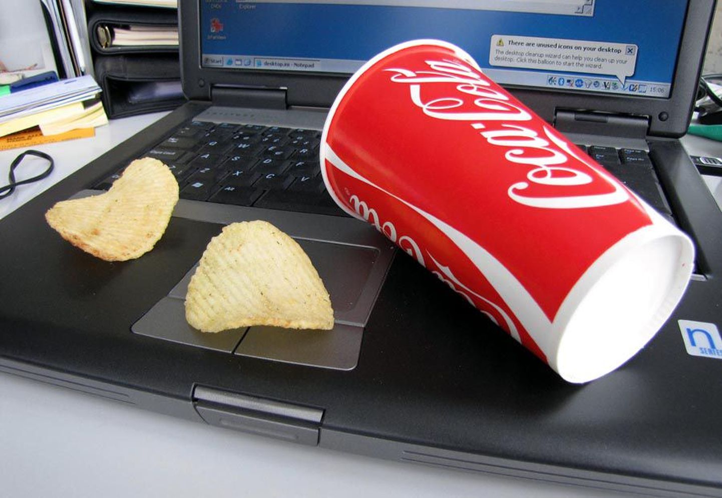 Üks kindlam võimalus sülearvuti tuksi keerata on süüa ja juua selle vahetus läheduses.