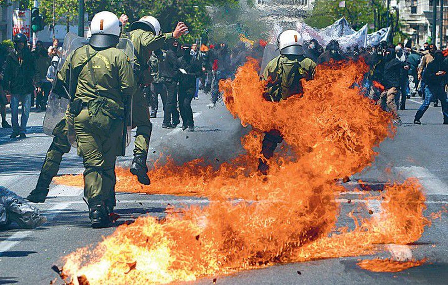 В среду десятки тысяч греков бастовали, выступая против предпринимаемых правительством мер по урезанию. В Афинах полиция была вынуждена применить против митингующих слезоточивый газ.