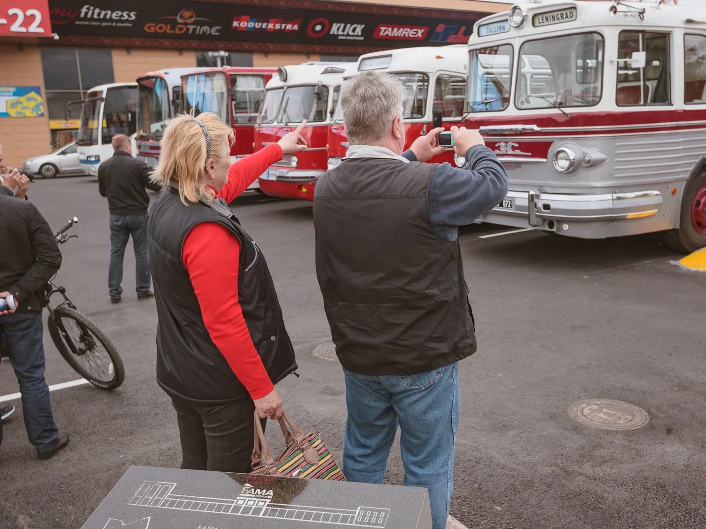 Передвижная выставка ретроавтобусов в Нарве в 2016 году.