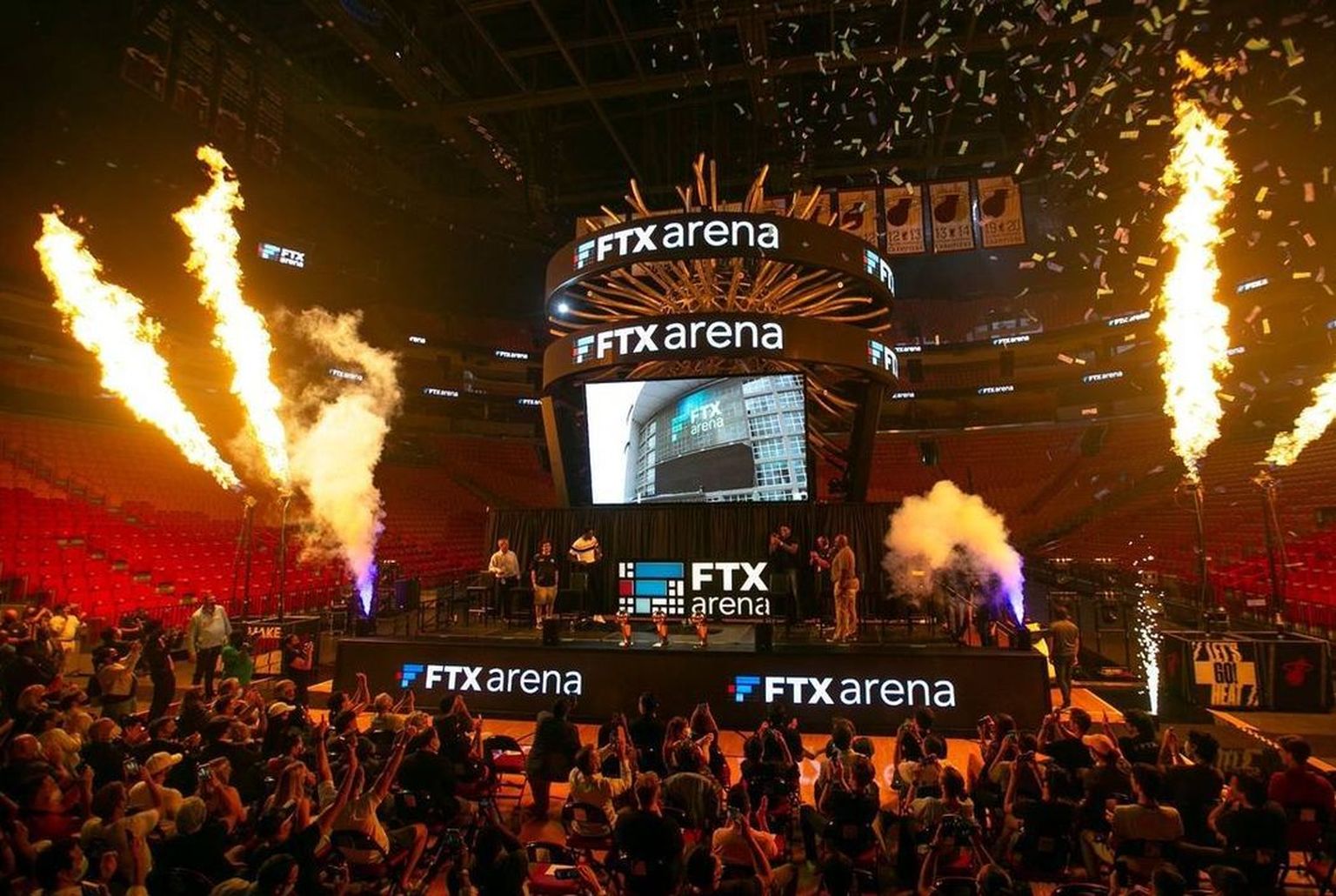 FTX Arena avaüritus Miamis, vasakult teine Bankman-Fried.