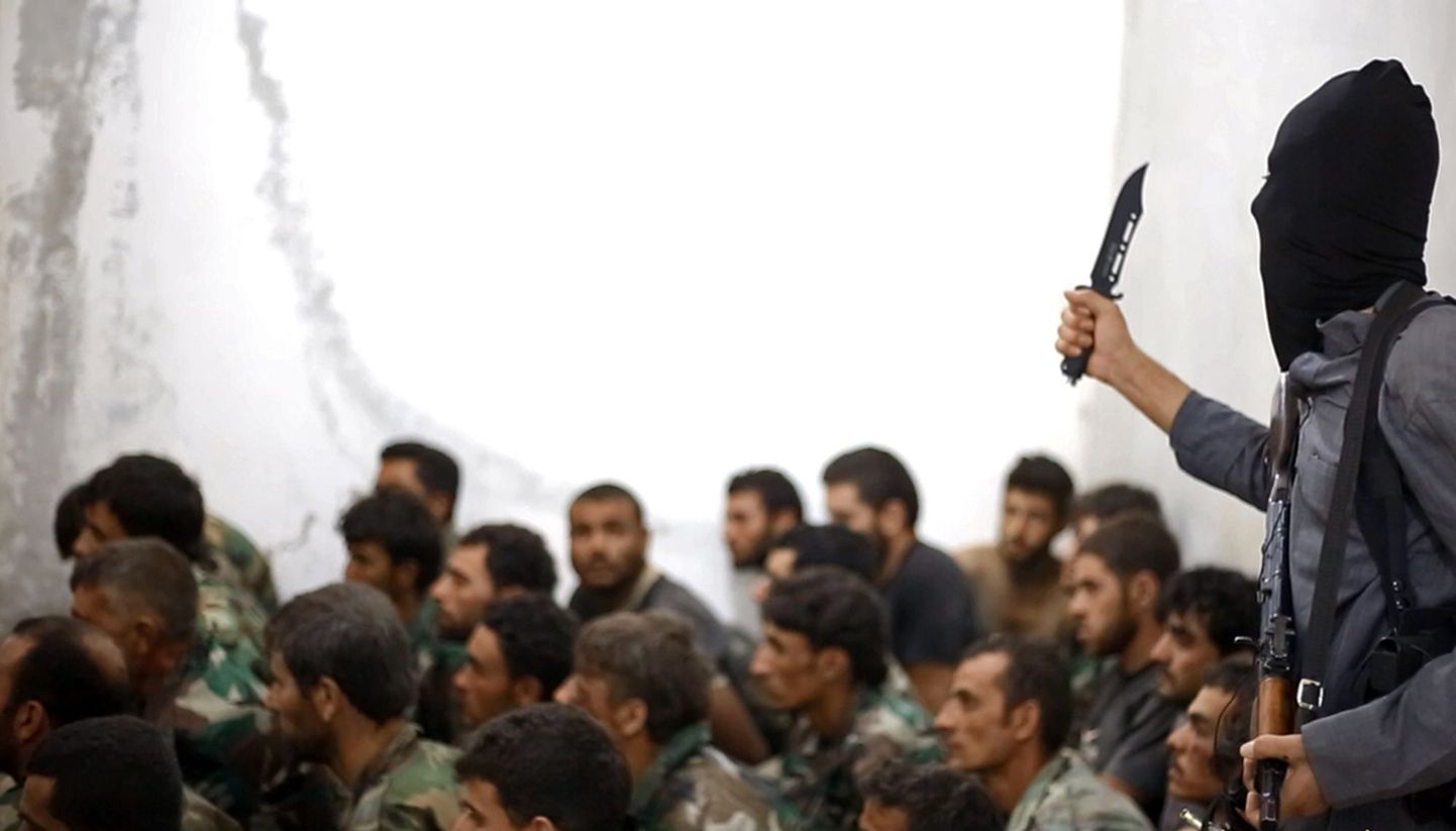 Islamiriigi võitleja vangi võetud Süüria valitsusvägede sõduritega.