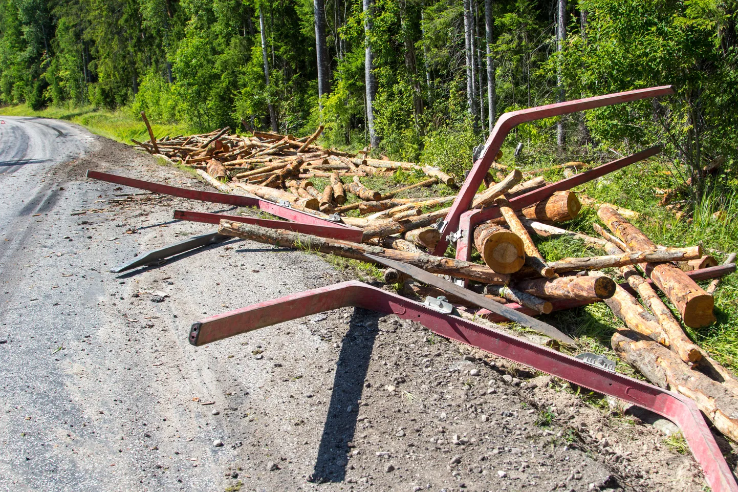Palgikoormaga veoki järelhaagis läks Valga lähedal ümber.