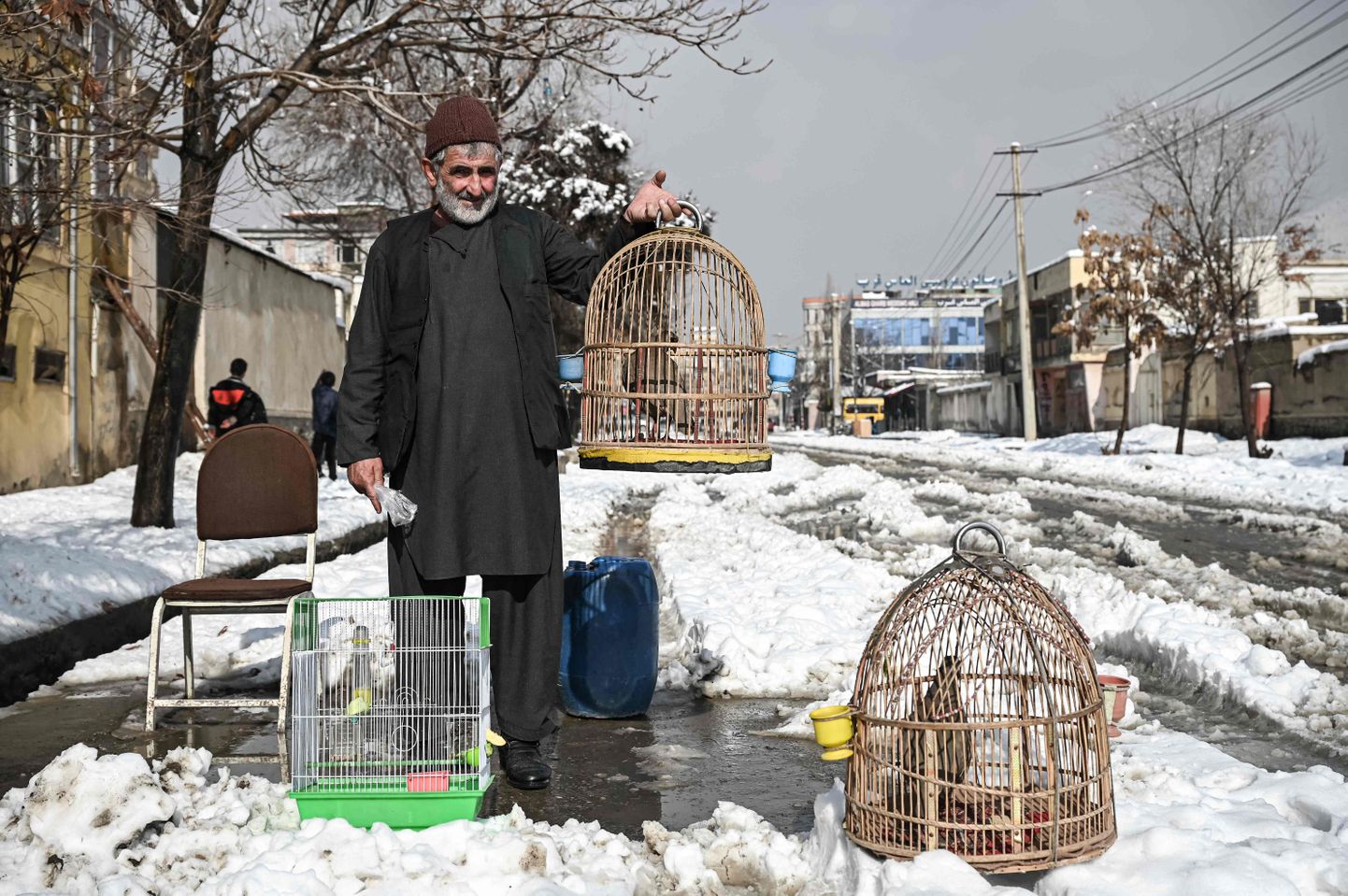 Linnumüüja kauplemas lumises Kabulis.