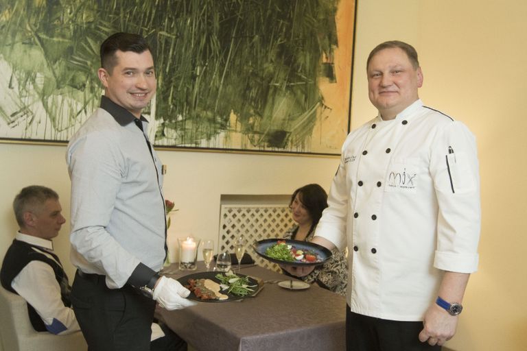 Владельцы ресторана MIX Максим Рындин (слева) и Владимир Ильин, он же шеф-повар, подают нашим победителям закуску.