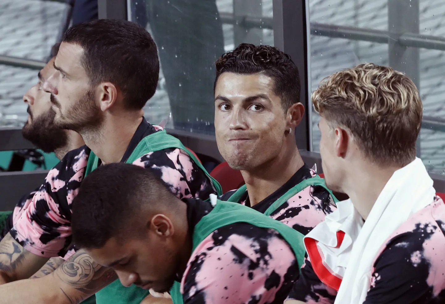 Cristiano Ronaldo (keskel).
