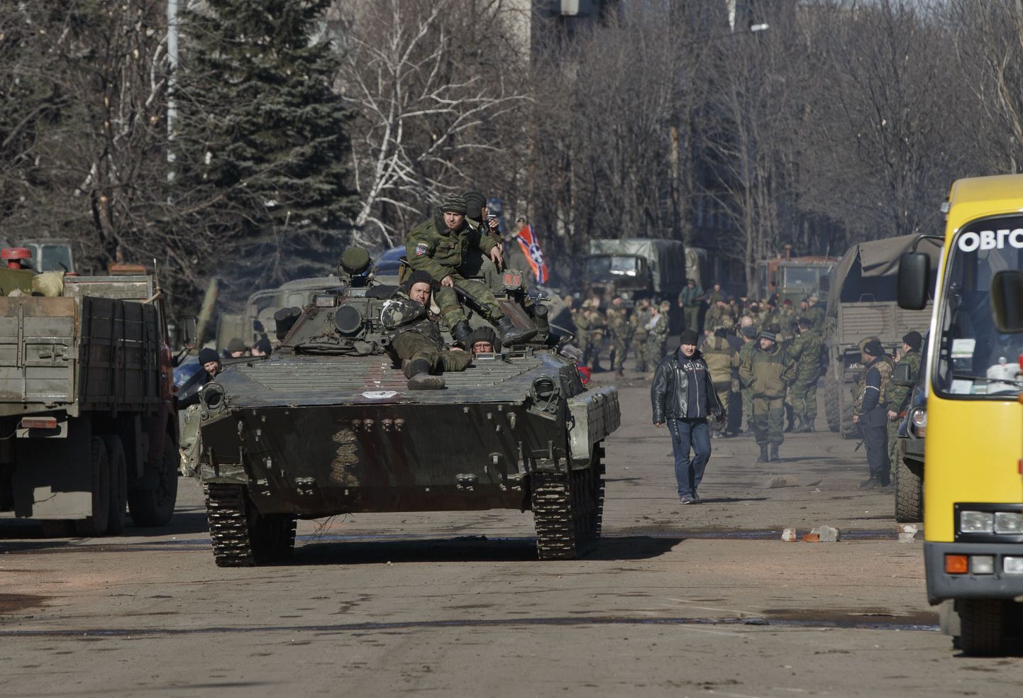 Venemaa toetatavad nn separatistid sõitsid Debaltseves soomukitega 23. veebruaril.