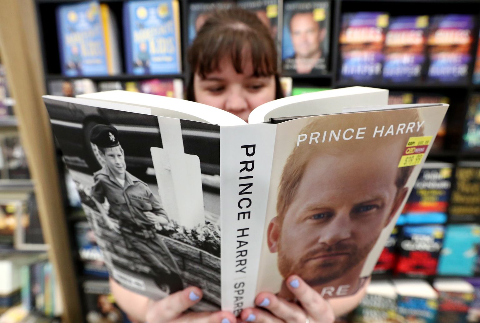 Lugeja prince Harry raamatuga Austraalia raamatupoes.