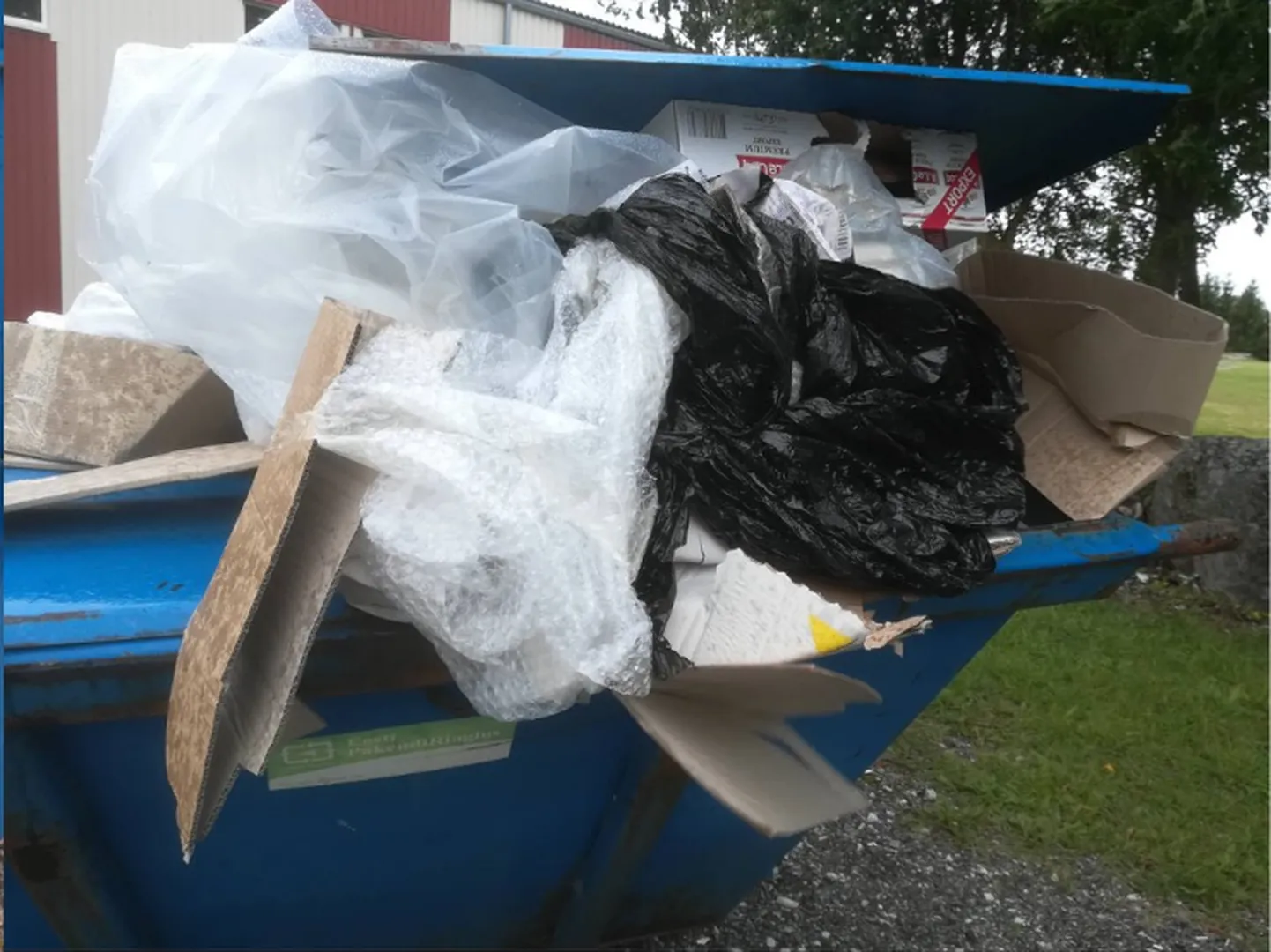 Kilejäätmed paberikonteineris Ahulas