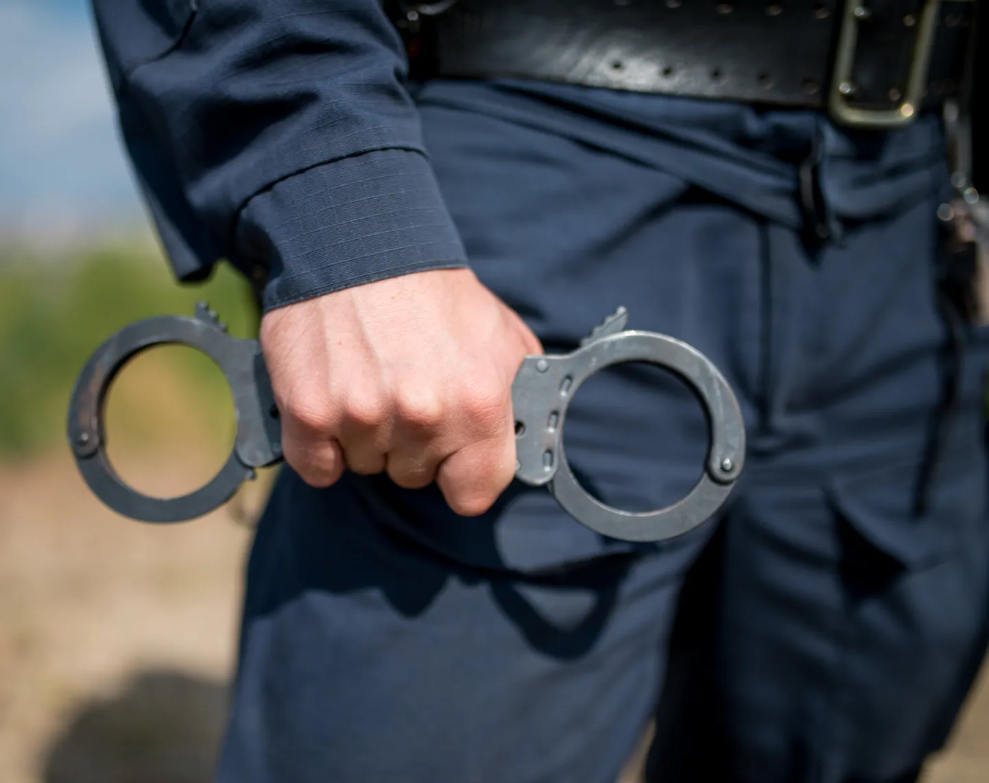 Полицейский с наручниками