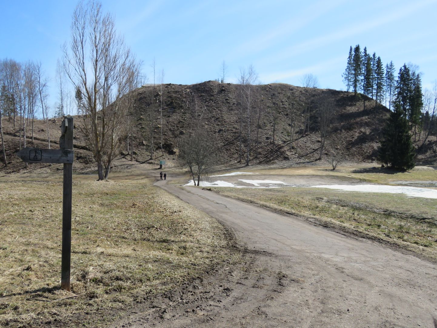 Just säärane näeb Otepää linnamägi välja nüüd, pärast märtsikuist raiet. Pildistatud 12. aprillil.