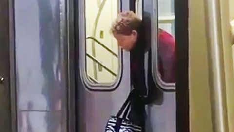 Женщина застряла головой в дверях метро: реакция прохожих поражает (видео)