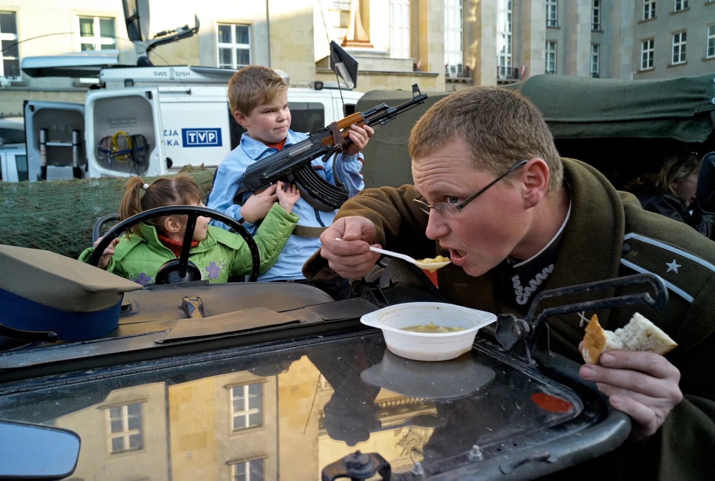Poola sõdur einestamas. Foto on illustratiivne.