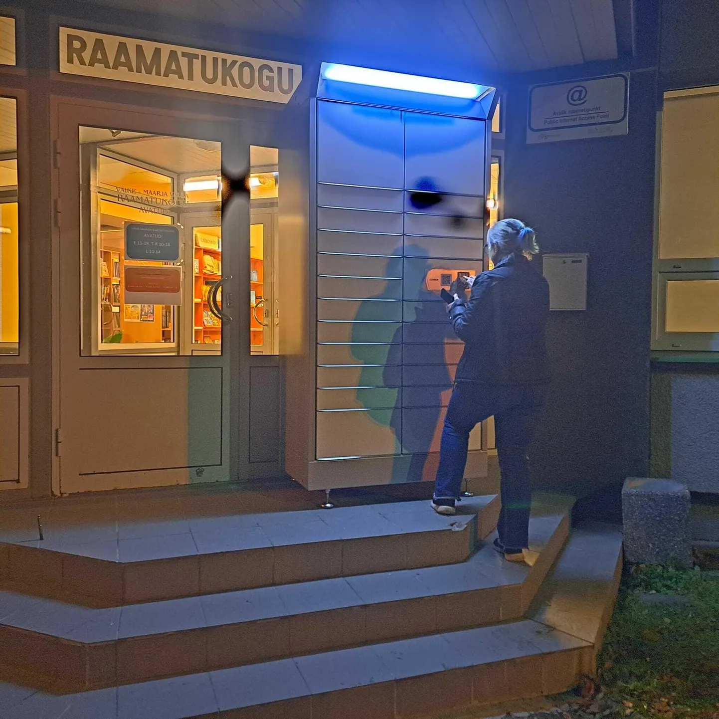 Uus laenutuskapp Väike-Maarjas. 30. oktoobril paigaldatakse laenutuskapp ka Rakke raamatukogu ette.