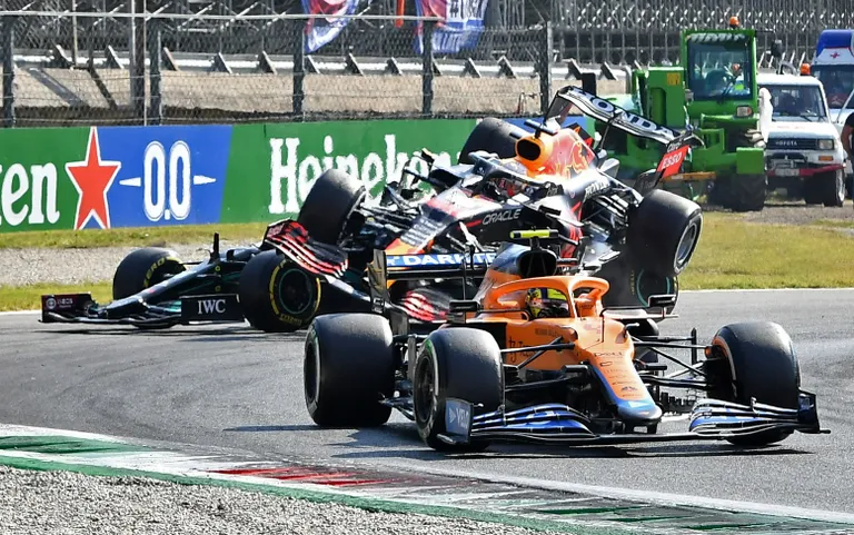 Max Verstappeni ja Lewis Hamiltoni avarii.