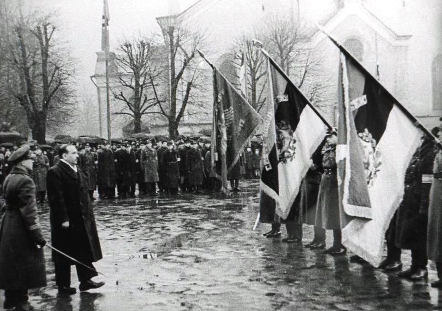 Saksa okupatsioon: ehkki väliselt olid eesti rahvussümbolid lubatud, oli keelatud igasugune tegevus iseseisvuse taastamise nimel. Pildil Omakaitse paraad 1944. aastal Tallinnas Vabaduse väljakul, vasakul erariietes toonase nukuvalitsuse juht Hjalmar Mäe.