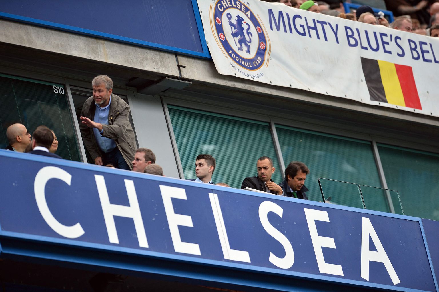 Romans Abramovičs (vidū) "Chelsea" ložā.