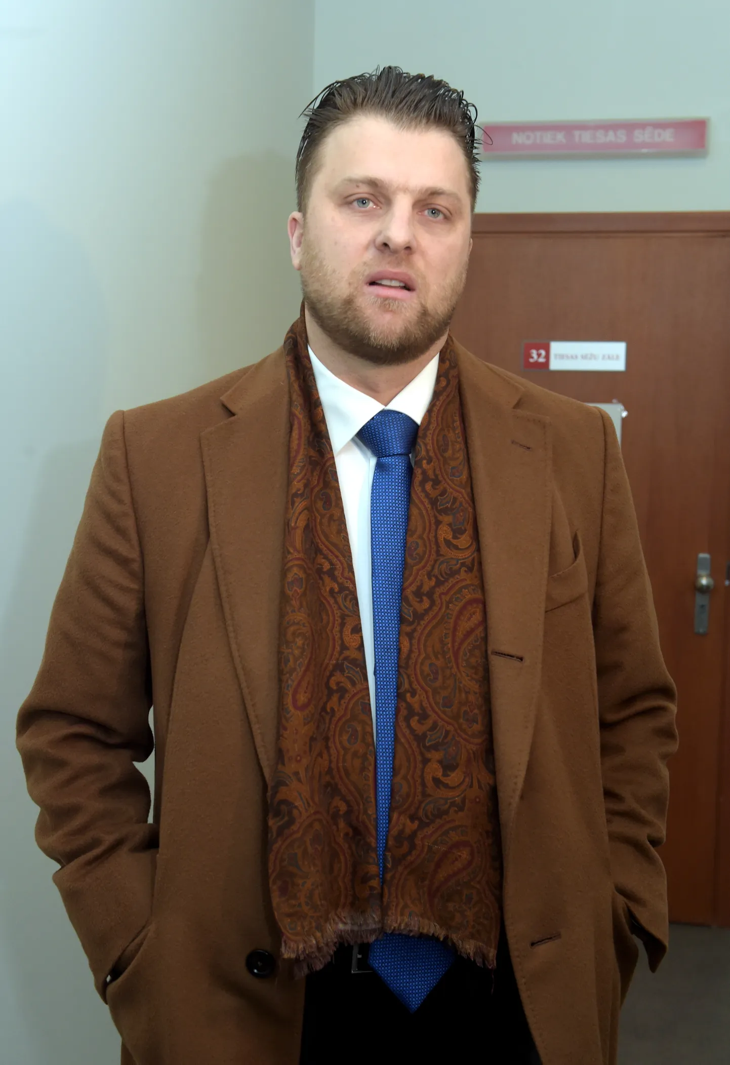 Apsūdzētais bijušais maksātnespējas administrators Māris Sprūds ierodas Rīgas pilsētas Vidzemes priekšpilsētas tiesā, kur sāks skatīt krimināllietu, kurā viņš un vēl desmit personas apsūdzētas izspiešanā, pilnvaru ļaunprātīgā izmantošanā, noziedzīgi iegūtu līdzekļu legalizācijā un citos noziegumos.