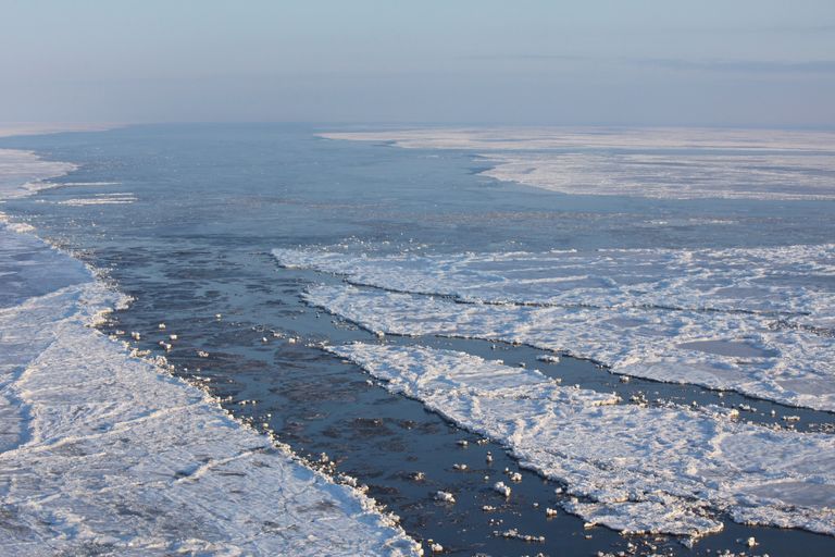 Pooleldi jäätunud meri. Pilt on illustreeriv