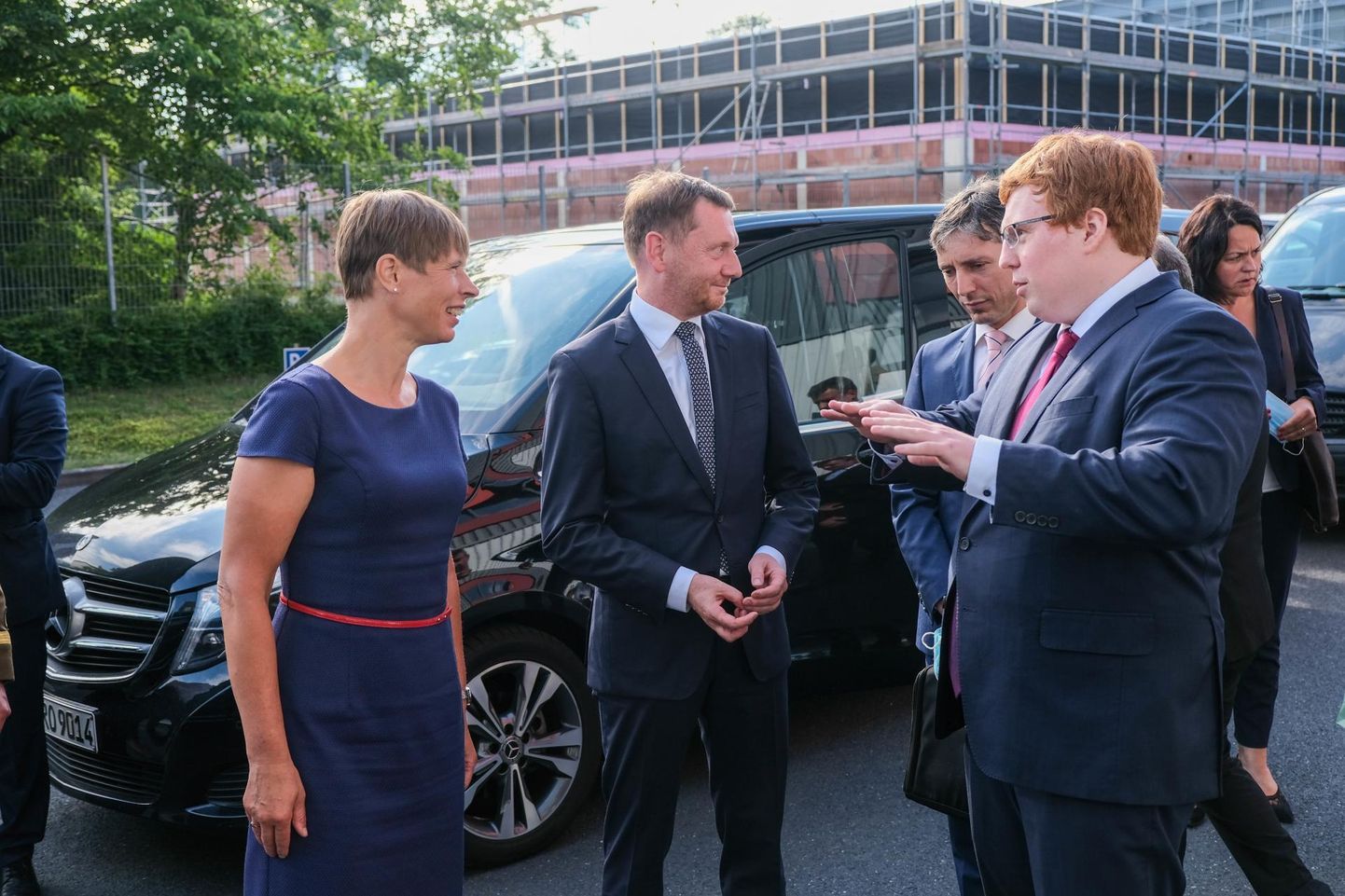 Skeletoni Saksamaa tehases käisid juuni lõpus külas ka Eesti president Kersti Kaljulaid ja Saksimaa liidumaa peaminister Michael Kretschmer, kellele Taavi Madiberk tutvustas Skeletoni tehnoloogiat.