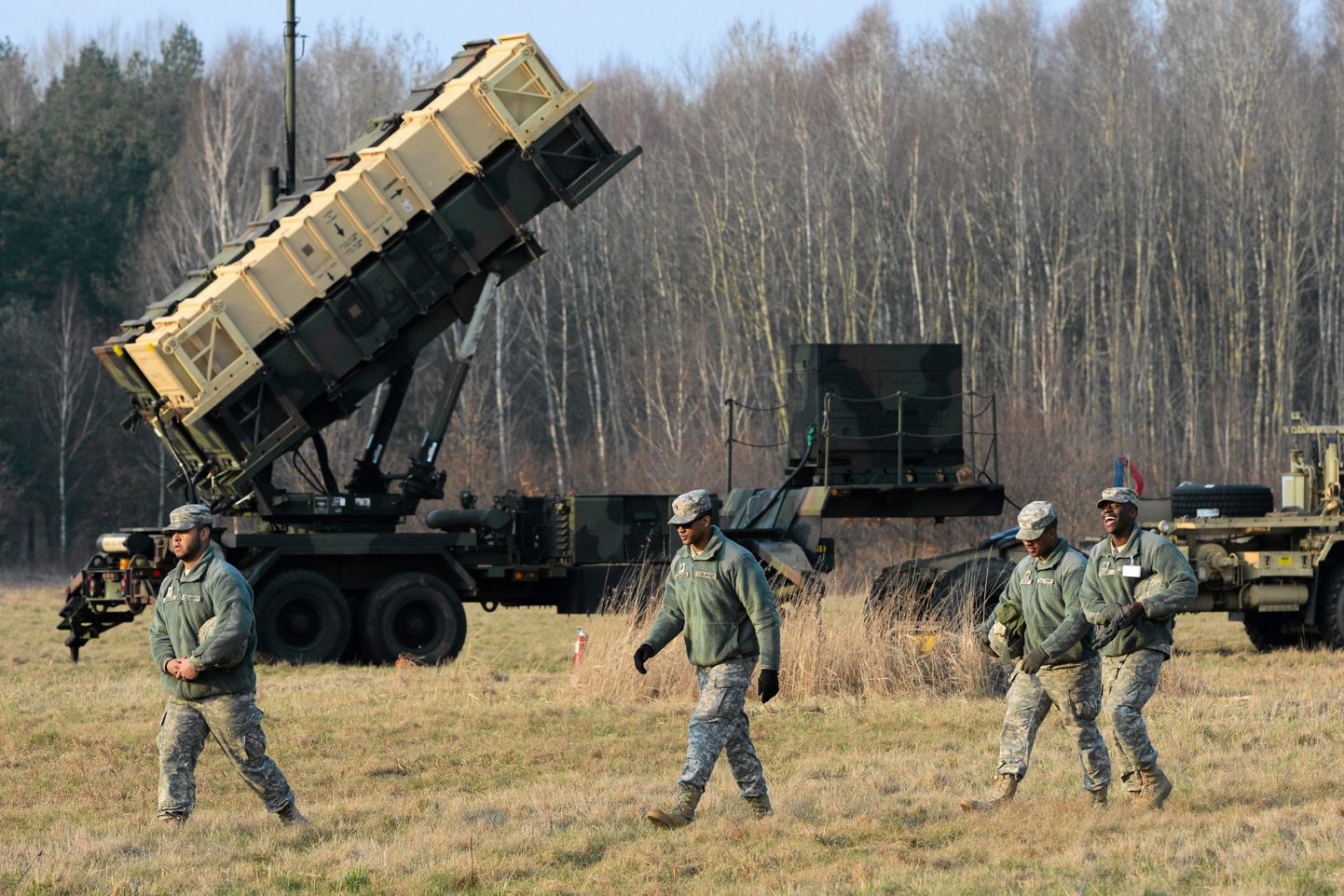 USA sõdurid raketikompleksi Patriot taustal Poolas.