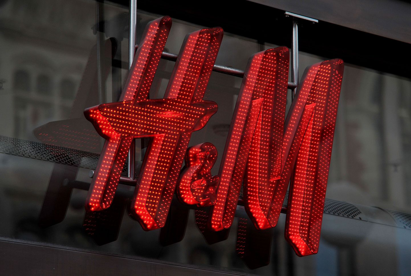 Логотип H&M. Иллюстративный снимок.