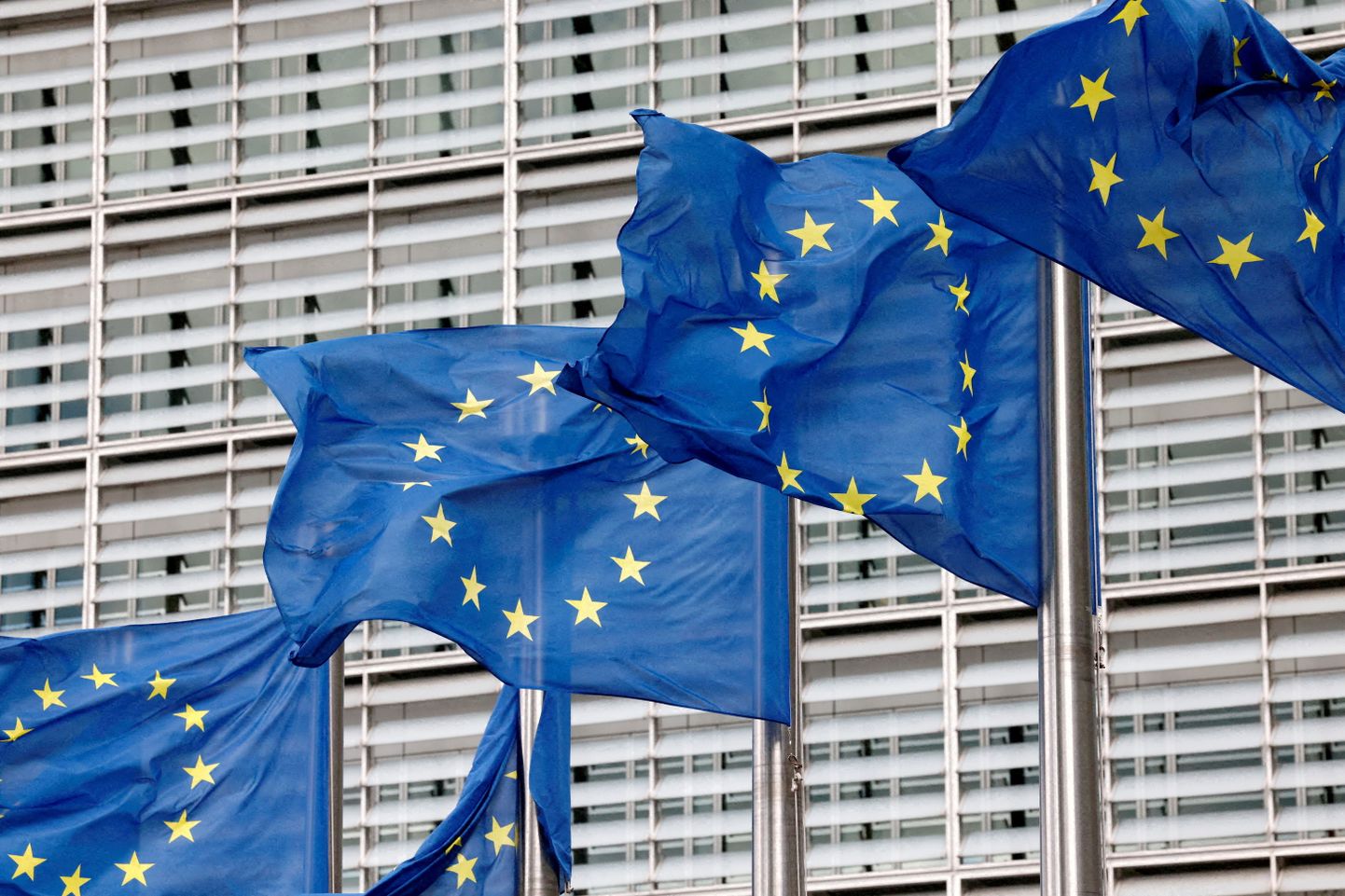 Euroopa Liidu lipud Euroopa Komisjoni peakorteri ees Brüsselis 28. september 2022.