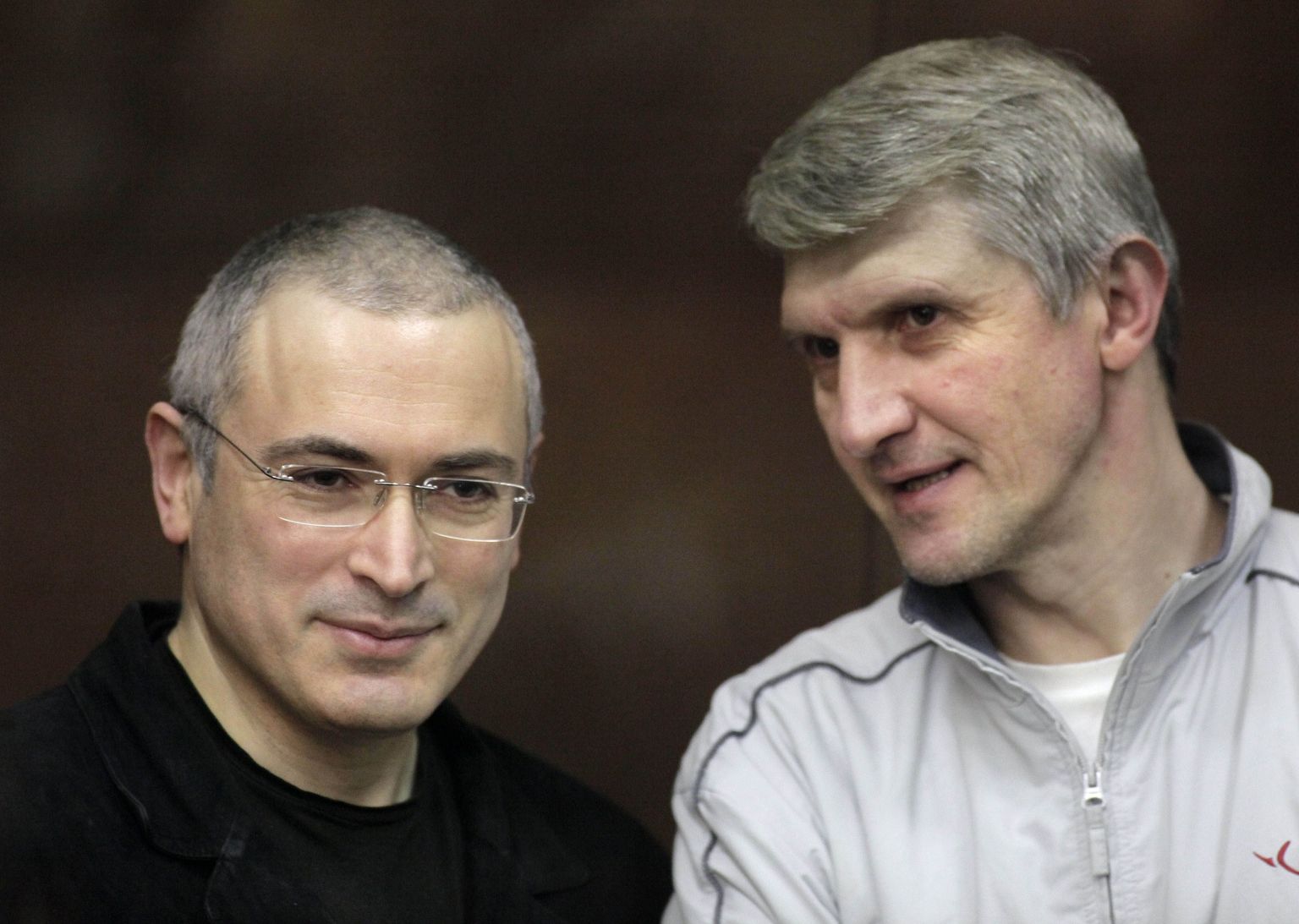 2010: Mihhail Hodorkovski (vasakul) ja Platon Lebedev kohtusid kohtusaalis süüaluste pingis.