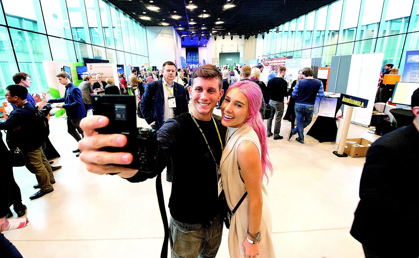 Kanada videoblogija Christian LeBlanc jäädvustas ennast ja oma tüdrukut, blogija reisidel alati kaasas käivat rõõmsameelset Laurat kesk Tartus peetud ärikonverentsi sTARTUp Day melu.