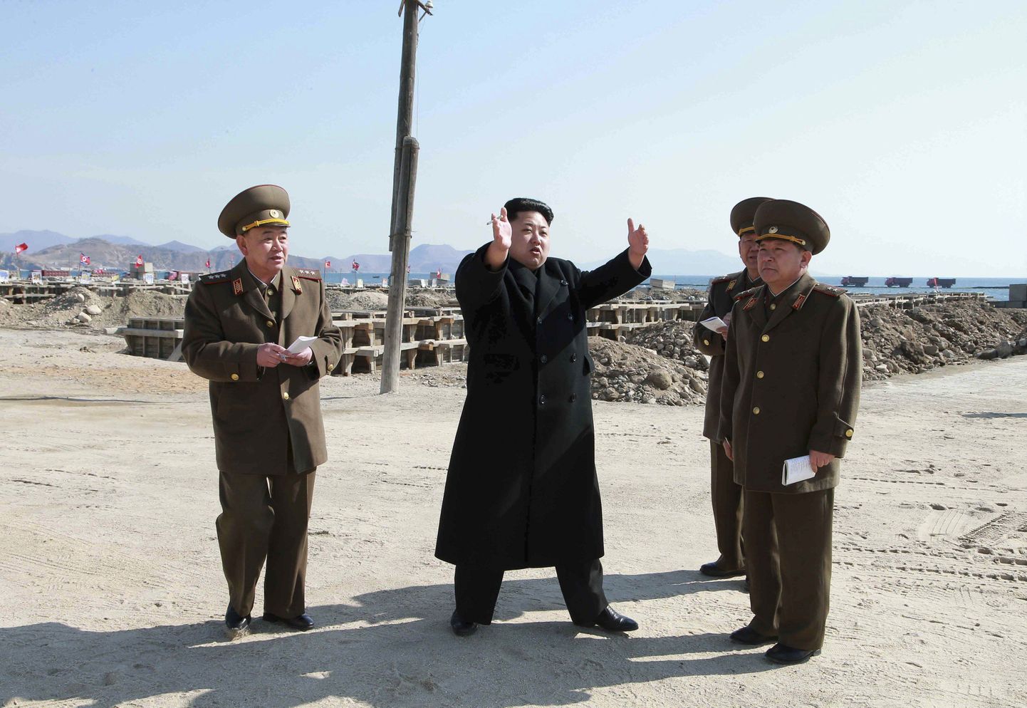 Kim Jong-Un (keskel) hoogsalt Põhja-Koread juhtimas.