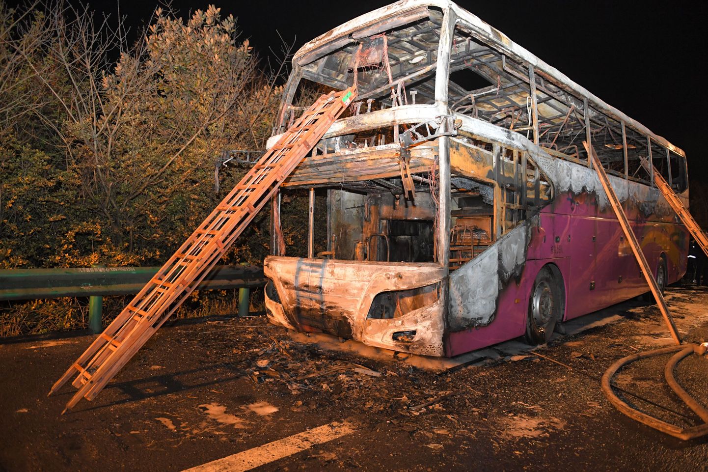 Сгоревший в Китае автобус.
