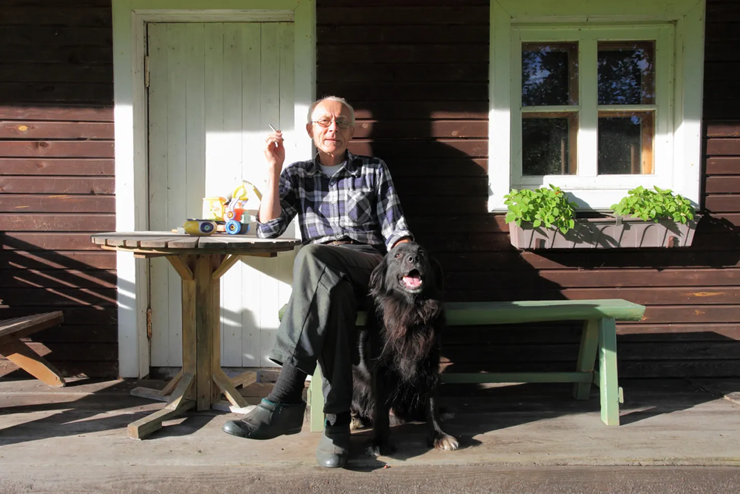 TAMSLI TALU: Peremees Rein Suban on tõeline külafilosoof, kelle jutte võikski kuulama jääda. Koer Krants aga tõeline koduvalvur – võtab külalised vastu ja saadab need ka ära. Foto: Egon Ligi
