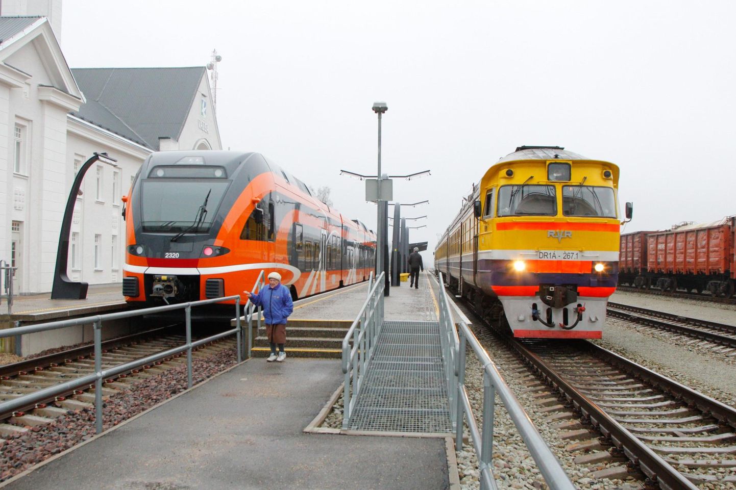 Valga-Tartu ja Valga-Riia diiselrongid Valga vaksalis. Kui plaan vett vedama ei lähe, saab oktoobris juba Elroni rongiga Tartust Riiga.