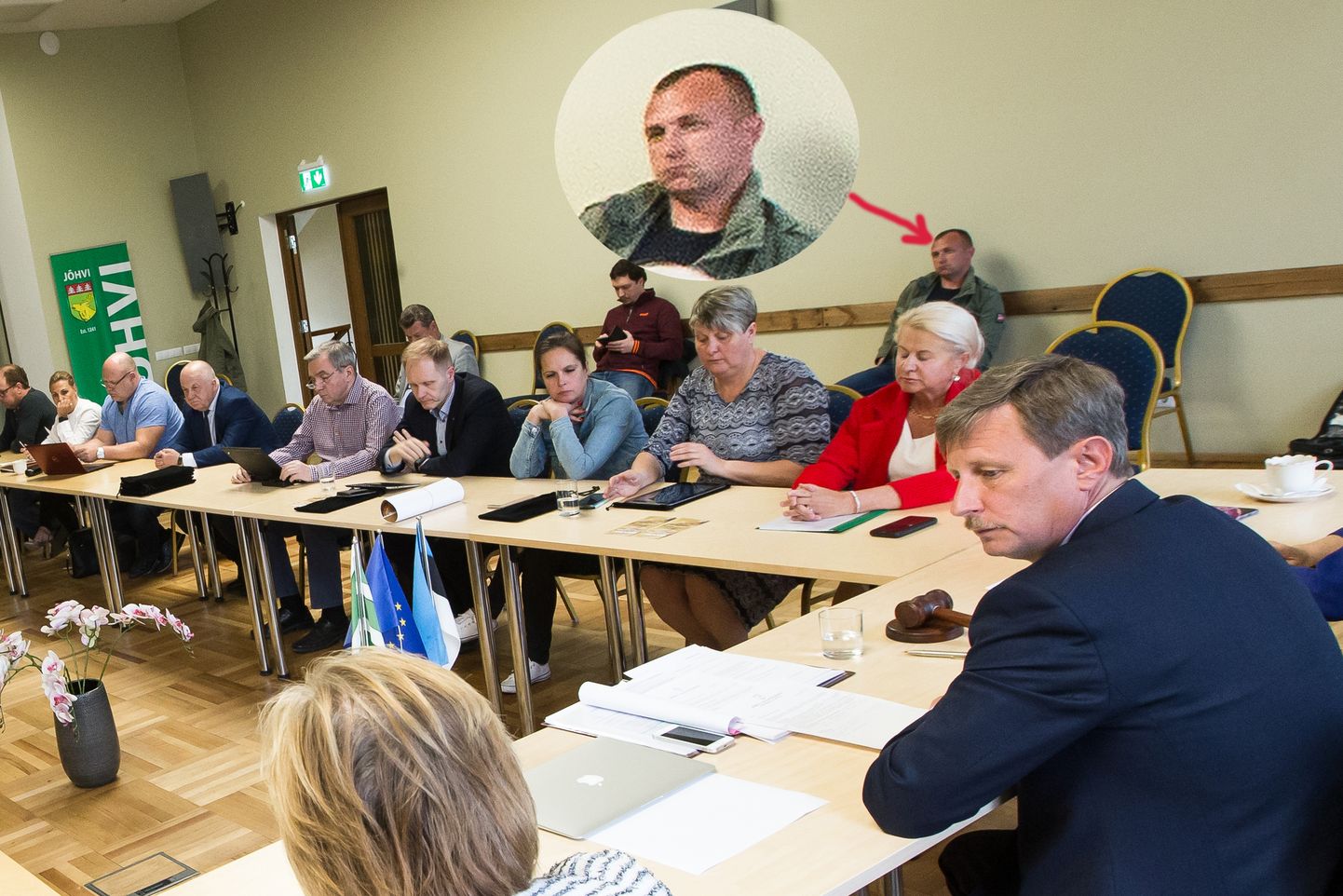 В июне "Северное побережье" опубликовало снимок заседания Йыхвиского волостного собрания, на котором было отмечено присутствие сотрудника Центральной криминальной полиции Юрия Михайловского.
