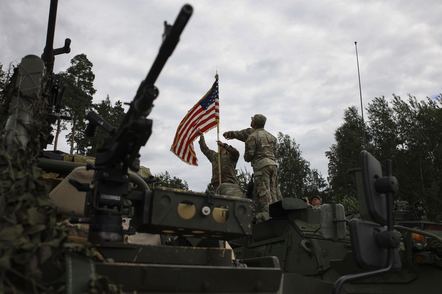Ameerika sõdurid kinnitamas soomusmasinale USA lippu möödunud aastal Szypliszki lähistel.