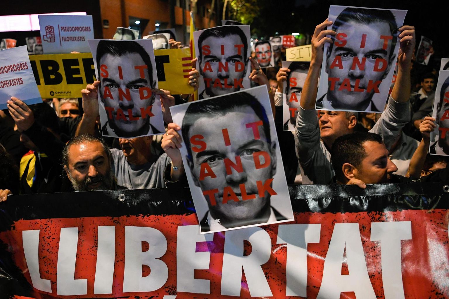Kataloonia iseseisvust toetavad meeleavaldajad plakatitega, millega kutsutakse üles peaminister Pedro Sánchezt maha istuma ja läbi rääkima.