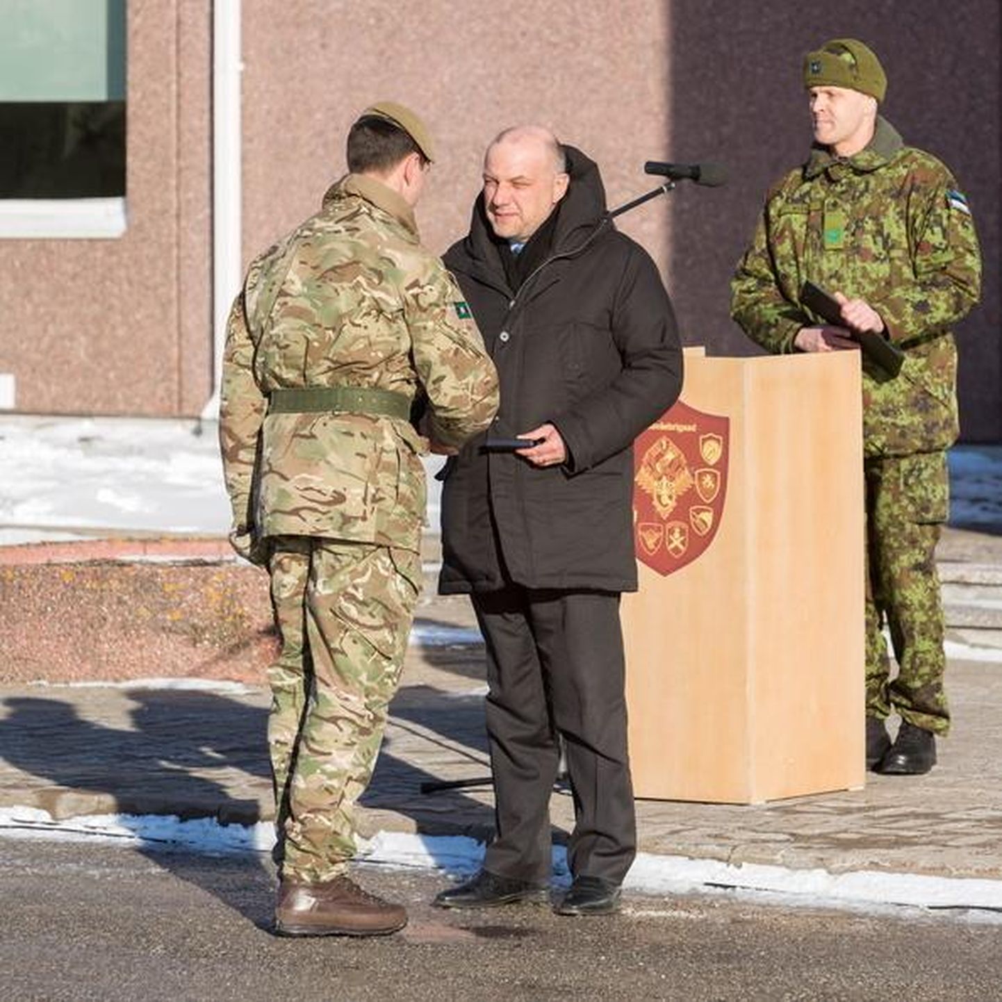 Kaitseminister Jüri Luik Tapal missioonimedaleid jagamas.