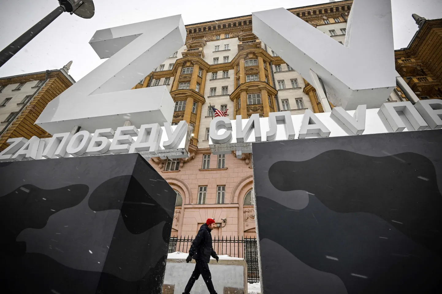 Ameerika Ühendriikide saatkond Moskvas. Hoone ette paigaldati suured sõda õigustavad sümbolid.