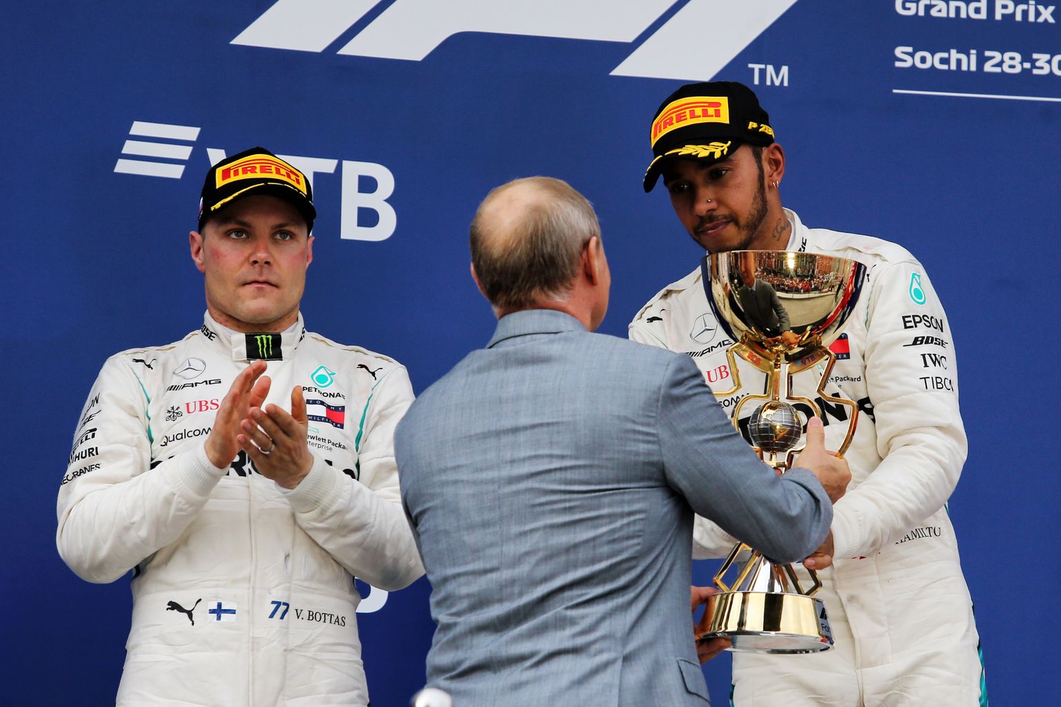 Vladimir Putin autasustab võidu kingitusena kätte saanud Lewis Hamiltoni. Päeva kiireim mees Valtteri Bottas vaatab kivinäoga mujale.